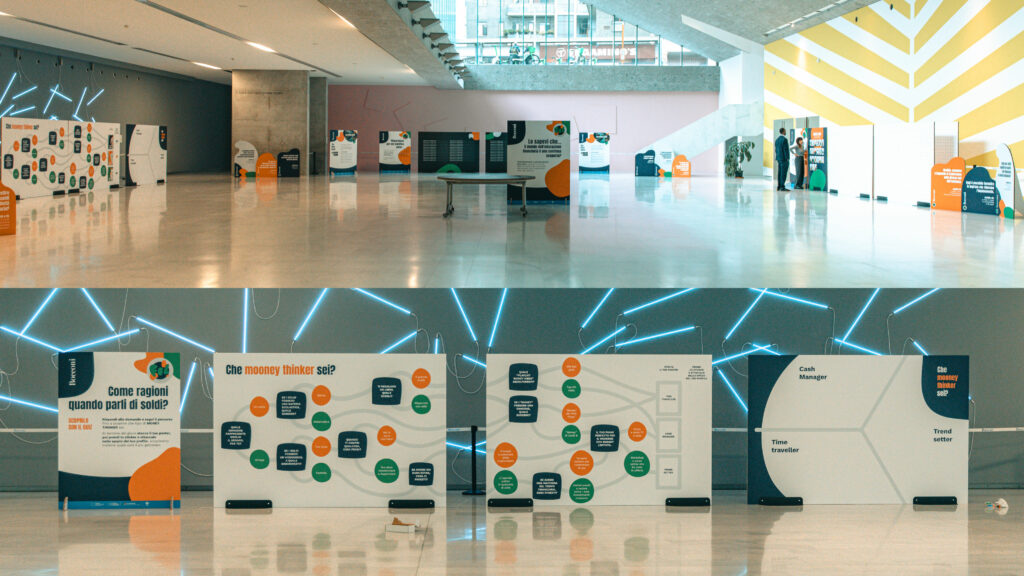 Due immagini con un ampio spazio con pannelli informativi